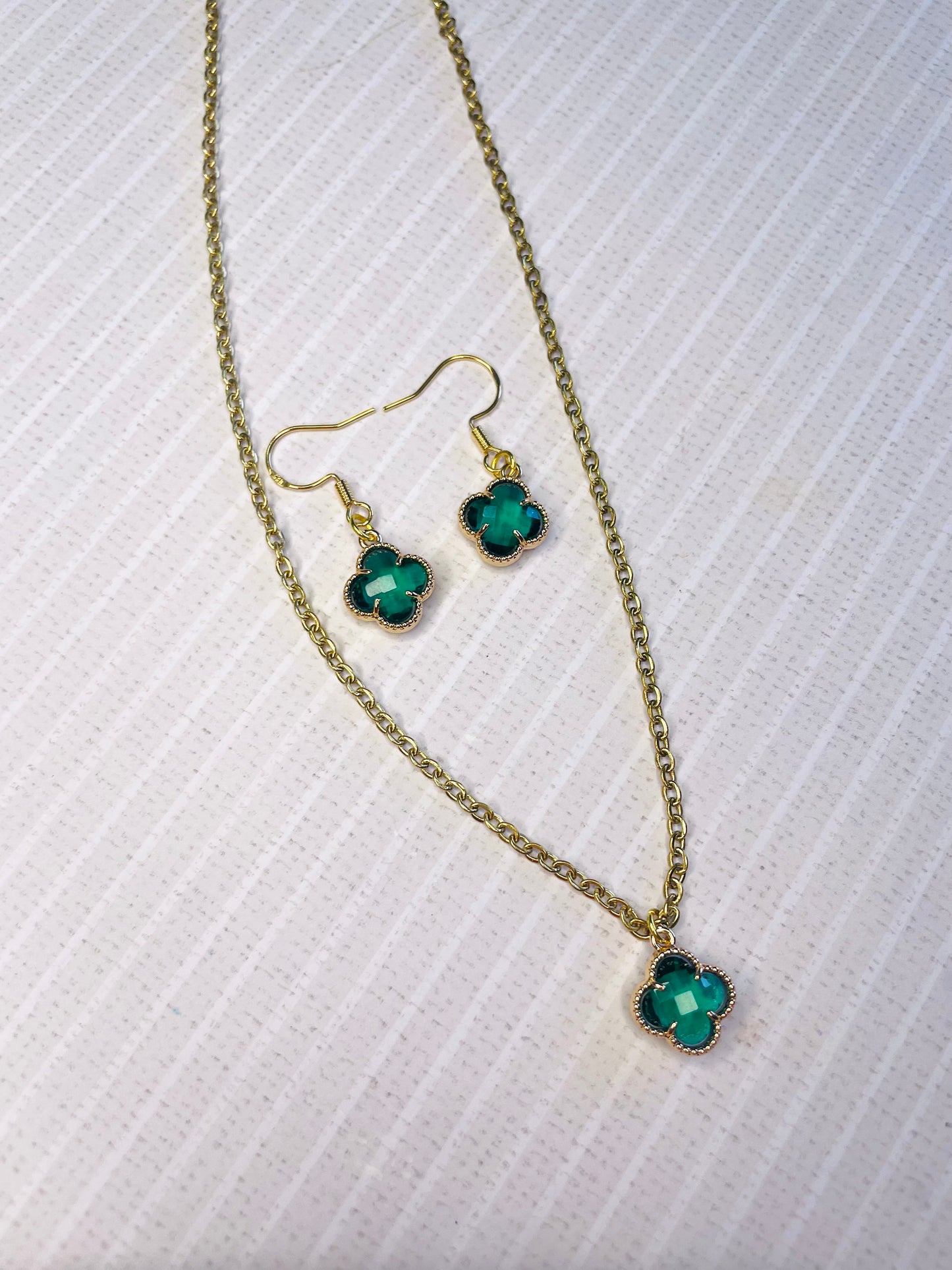 Emerald green necklace and earring pendant set